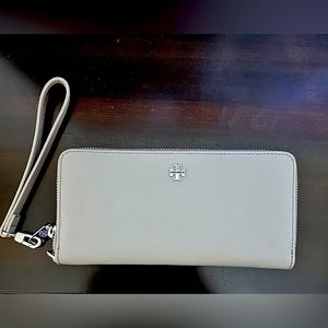 NWOT Tori Burch—Robinson Zip Continental Wallet